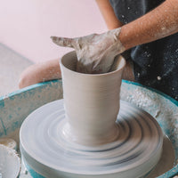 throwing large pot on the wheel at the pottery studio sunshine coast nambour, clay, advanced 